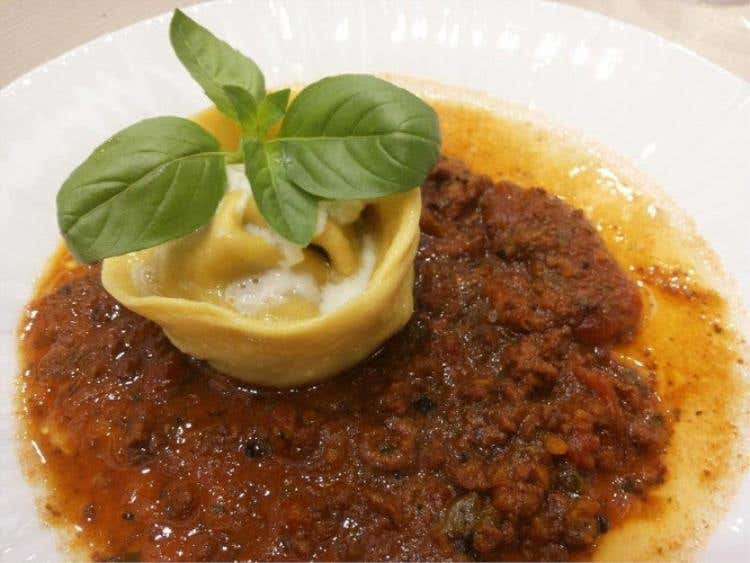 Raviolone alla parmigiana di melanzane, ragù di moscardini, stracciatella di bufala